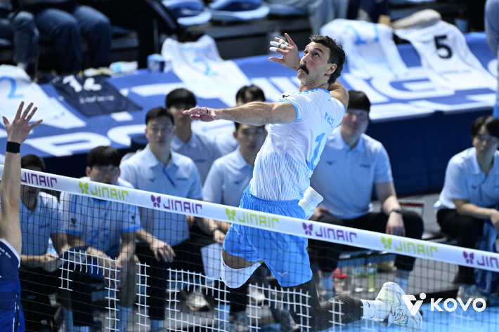 '14년 만의 <b>10연승</b>' <b>대한항공</b>, 2R MVP 러셀-정지석 쌍포 폭발…삼성화재...