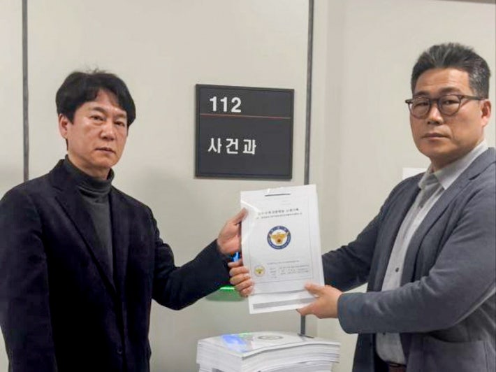 백해룡 경정이 9일 서울 송파구 동부지검 사건과에 '관세청 산하 인천공항본부세관,김해세관,서울본부세관과 대검찰청,서울중앙지검,인천지검' 등 6곳에 대한 압수수색 영장을 신청하고 있다.백해룡 경정 제공