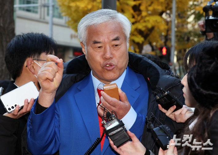 서울서부지법 폭력 난동 사태의 배후로 지목된 사랑제일교회 전광훈 씨가 지난달 18일 오전 서울 종로구 서울경찰청에 피의자 신분으로 출석하고 있다.황진환 기자