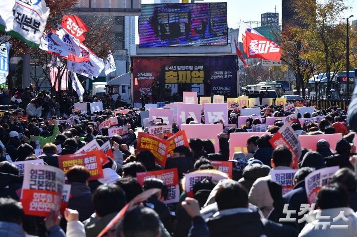 지난해 12월 5일 서울 용산구 서울역 앞에서 열린 전국철도노동조합 서울지방본부 총파업 출정식에서 참가자들이 구호를 외치고 있다.자료사진