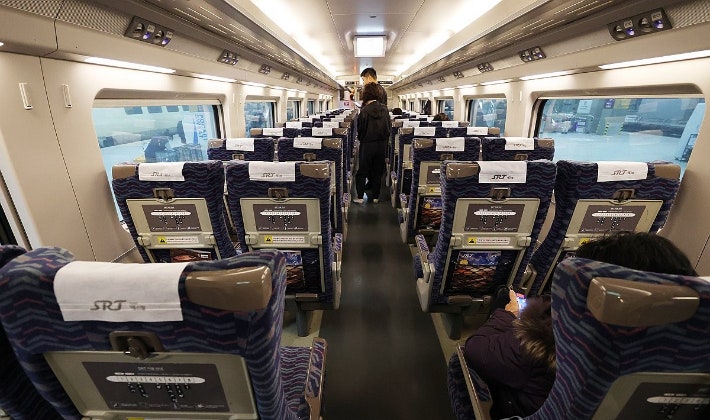 정부가 고속철도인 KTX와 SRT의 단계적 통합을 내년 말까지 추진한다.8일 서울 강남구 수서역 SRT 승강장에 열차가 정차해있다.연합뉴스