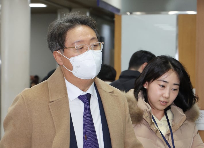 방용철 전 쌍방울 부회장이 10일 서울 서초구 서울중앙지방법원에서 열린 구속 전 피의자 심문(영장실질심사)에 출석하고 있다.연합뉴스