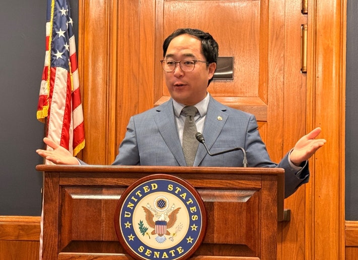 앤디 김 미국 연방 상원의원이 10일(현지시간) 미 워싱턴 DC의 의회 건물에서 언론 간담회를 진행하고 있다.연합뉴스