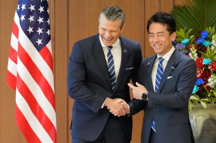 올해 10월 도쿄 방위성에서 만난 피트 헤그세스 미국 국방장관과 고이즈미 신지로 일본 방위상.연합뉴스