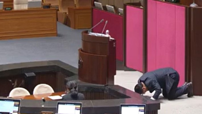 필리버스터 나선 국힘 의원이 "사죄한다"며 큰절한 이유