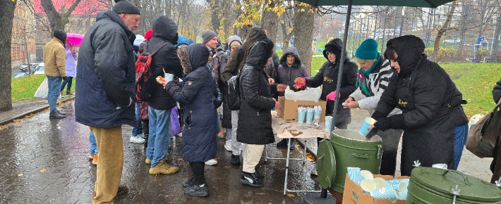 우크라이나 도심에서 거리의 노숙자들에게 무료 급식 사역을 하고 있다.이창배 선교사 제공