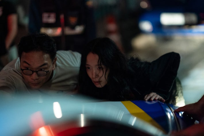 이정효 감독(왼쪽)은 스릴러 장르의 특성상 소리에도 공을 들였다고 밝혔다.그는 "5.1채널 서라운드 믹싱을 통해 효과음을 넣었다"며 "지나가는 차 소리와 고양이가 차에 뛰어 올라왔을 때 소리가 달랐을 것"이라고 밝