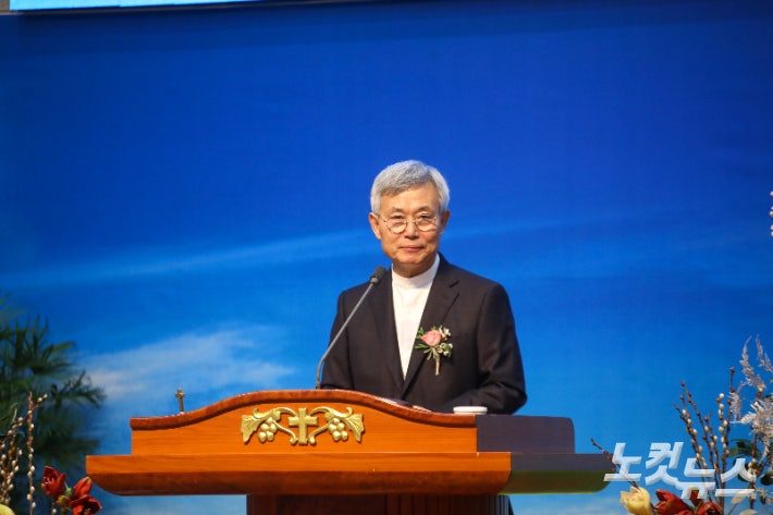 답사를 전하며 31년 목회 여정을 돌아보는 홍동필 원로목사.최화랑 기자