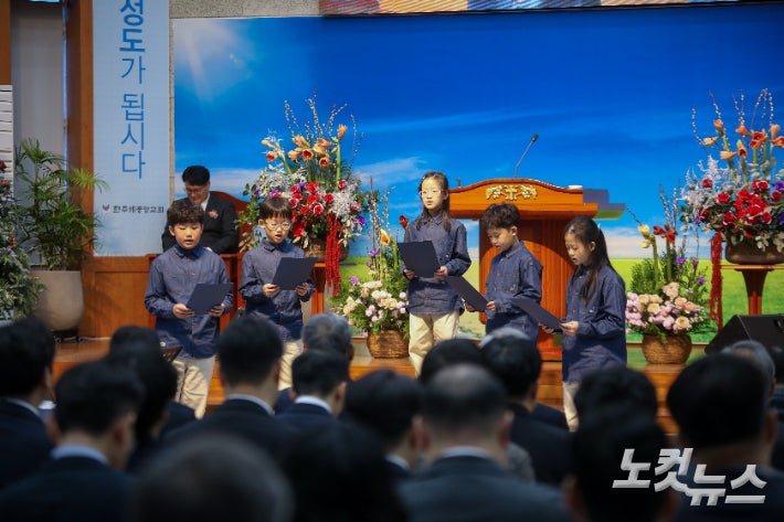 홍동필 목사의 손주들이 '사명'을 찬양하며 은퇴 감사예배를 축하하고 있다.최화랑 기자