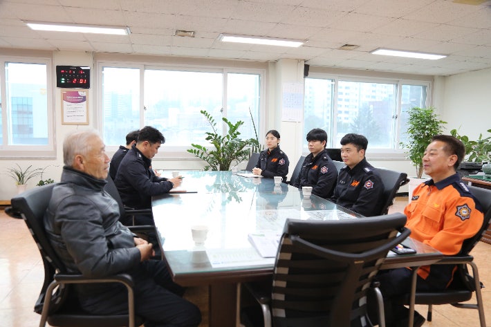 극심한 흉통으로 응급 이송됐던 김완수(78)씨가 최근 춘천소방서를 찾아 감사의 인사를 전했다.춘천소방서 제공