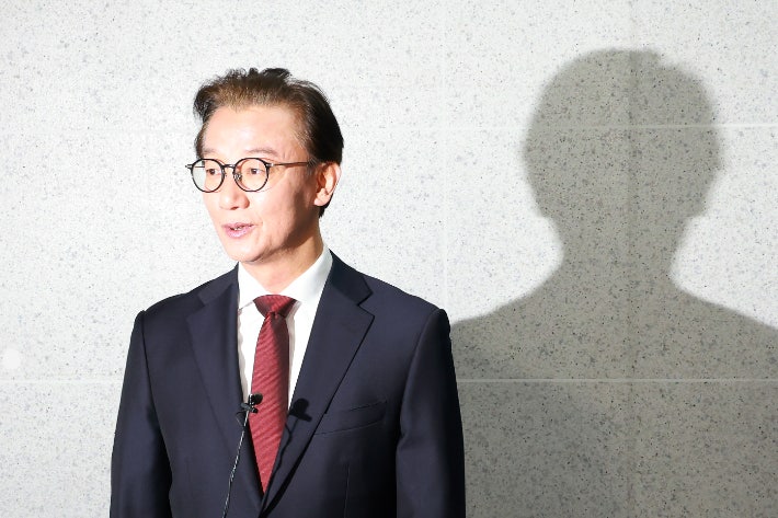 전재수 전 해양수산부 장관이 15일 국회의원회관 내 사무실에서 나서며 취재진 질문에 답하고 있다.연합뉴스