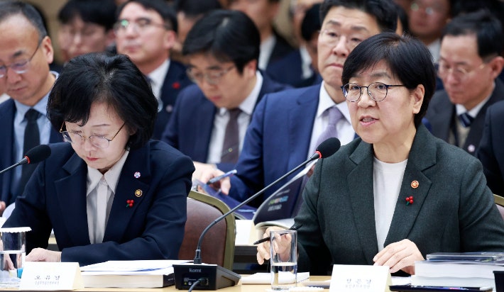 정은경 복지부 장관이 16일 정부세종컨벤션센터에서 이재명 대통령에게 보건복지부 업무보고를 하고 있다.왼쪽은 오유경 식약처장.연합뉴스