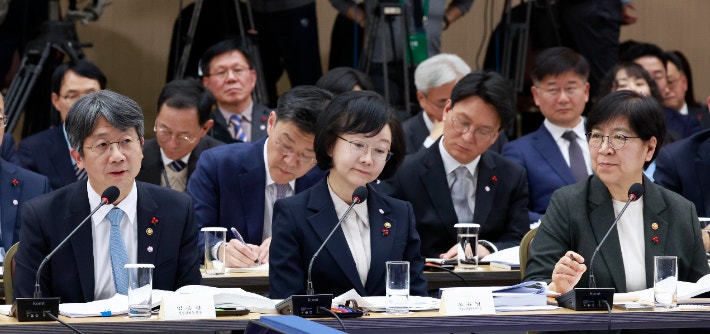 임승관 질병관리청장이 16일 정부세종컨벤션센터에서 이재명 대통령에게 업무보고를 하고 있다.왼쪽부터 임 청장,오유경 식품의약품안전처장,정은경 보건복지부 장관.연합뉴스