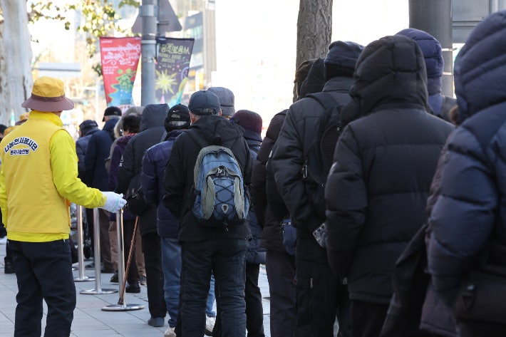 4일 점심식사를 하려는 노인들이 서울 종로구 한 무료급식소 앞에서 대기하고 있다.연합뉴스