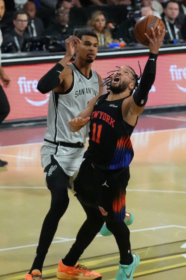 '<b>뉴욕</b>의 왕' 브런슨, 첫 <b>우승</b> 타이틀과 MVP…<b>뉴욕</b> 닉스, <b>NBA컵 우승</b>