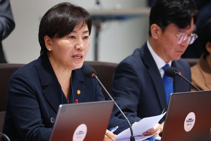 농식품부 콩GPT 국장 <b>답변</b> 오류에 직접 정정 나선 <b>송미령 장관</b>[영상]
