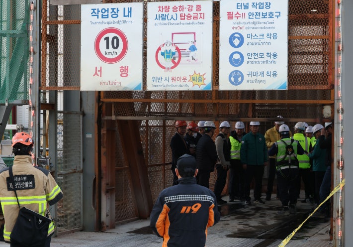 18일 서울 여의도역 인근 신안산선 공사 현장에서 철근 구조물이 무너져 작업자 7명이 매몰되는 사고가 발생한 가운데 공사관계자들이 현장을 지켜보고 있다.황진환 기자