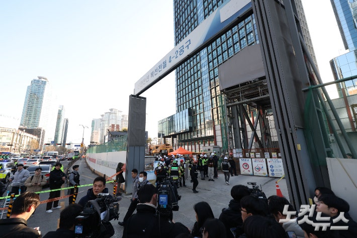 18일 서울 여의도역 인근 신안산선 공사 현장에서 철근 구조물이 무너져 작업자 7명이 매몰되는 사고가 발생한 가운데 취재진들이 대기하고 있다.황진환 기자