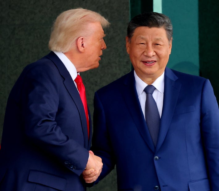 도널드 트럼프 미국 대통령(왼쪽)과 시진핑 중국 국가주석이 지난 10월 30일 부산 김해공군기지 의전실 나래마루에서 미중 정상회담을 마친 뒤 회담장을 나서며 악수하는 모습.연합뉴스