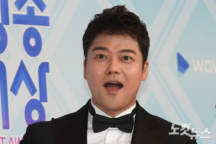 <b>전현무</b> 측, <b>차량 링거</b> 사진 <b>해명</b> "의사 처방 받아, 불법 시술 아니다"