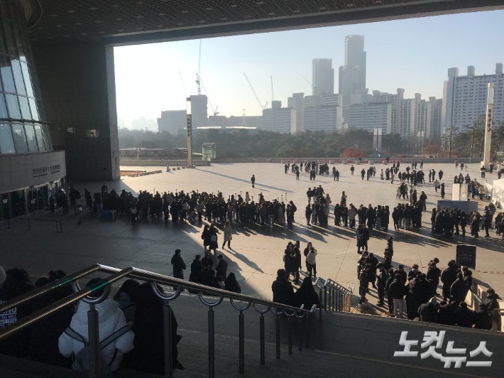 개장 한 시간 전부터 줄 선 관람객들.권유빈 인턴기자