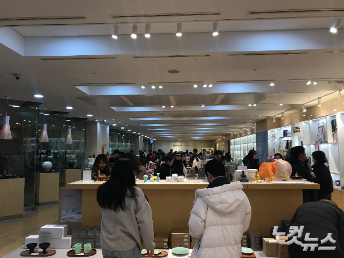 국립중앙박물관 굿즈숍 '뮷즈'를 둘러보는 관람객들.권유빈 인턴기자