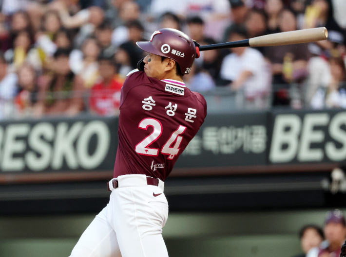 MLB닷컴 "<b>송성문</b>, 샌디에이고와 계약 합의"…3년 192억원 전망