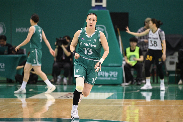 'WKBL 리빙 레전드' <b>김정은</b>, 600경기 <b>출전</b>…<b>최다</b> 타이 <b>기록</b>