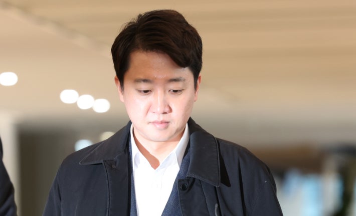 개혁신당 이준석 대표가 21일 윤석열 전 대통령의 공천개입 의혹과 관련한 조사를 받기 위해 서울 종로구 KT 광화문빌딩 웨스트에 마련된 민중기 특별검사팀에 피의자 신분으로 출석하고 있다.연합뉴스