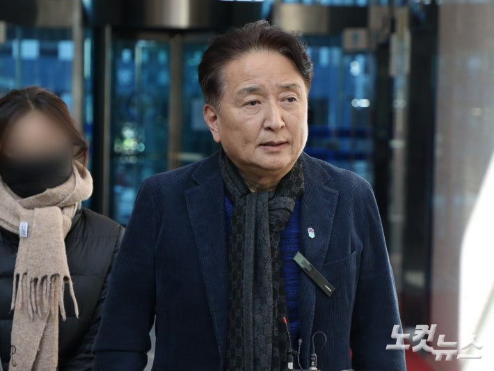 김영환 충북지사가 조사를 마치고 취재진의 질문에 답하고 있다.임성민 기자