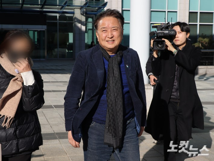 김영환 충북지사가 경찰 조사를 마치고 나오고 있다.임성민 기자