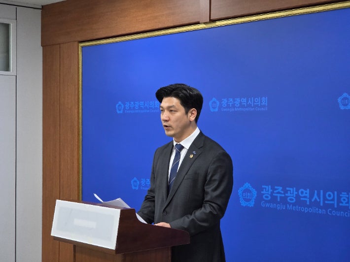 광주 서구 3선거구 현역 시의원인 더불어민주당 이명노 의원이 21일 오후 광주시의회에서 긴급 기자회견을 열고 광주시당의 여성전략특구 지정에 대해 "원칙 없는 '정치보복성' 컷오프"라고 강력 반발하고 있다.이명노 의