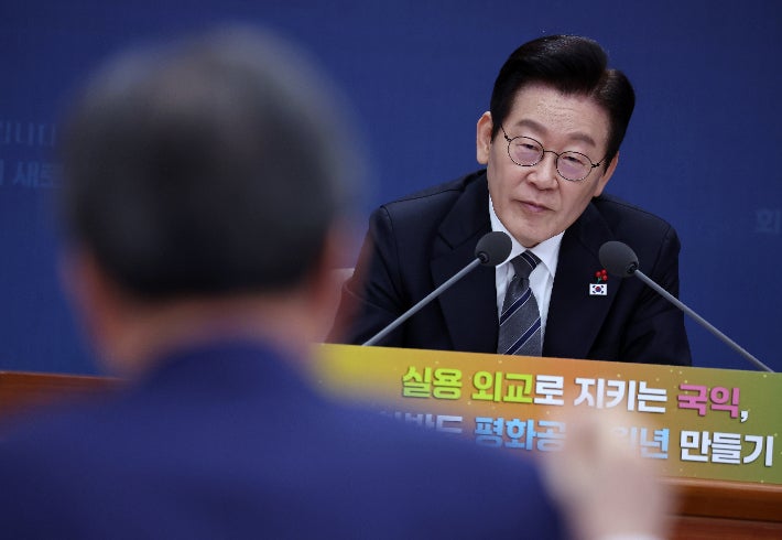 이재명 대통령 업무보고, 투명성은 좋지만… 논란도 많네