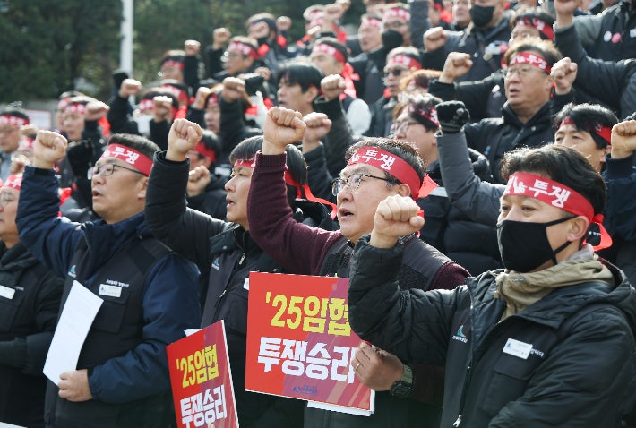 19일 서울역 앞에서 연 파업 돌입 긴급 기자회견에서 전국철도노동조합 조합원들이 구호를 외치고 있다.연합뉴스
