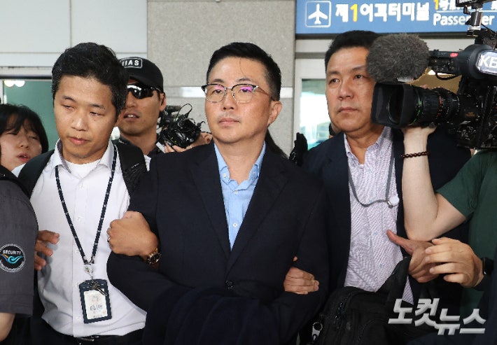 '김건희 집사' 김예성씨가 지난 8월 12일 인천국제공항에서 민중기 특별검사팀에 체포된 뒤 광화문 사무실로 압송되고 있다.영종도=박종민 기자