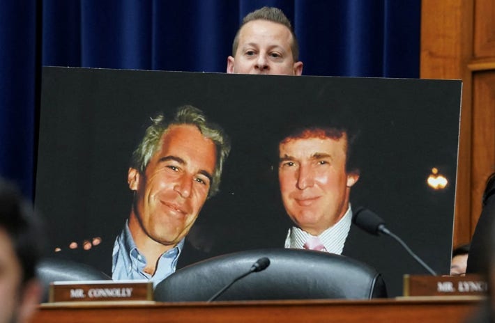 트럼프 대통령과 엡스타인의 과거 사진.연합뉴스