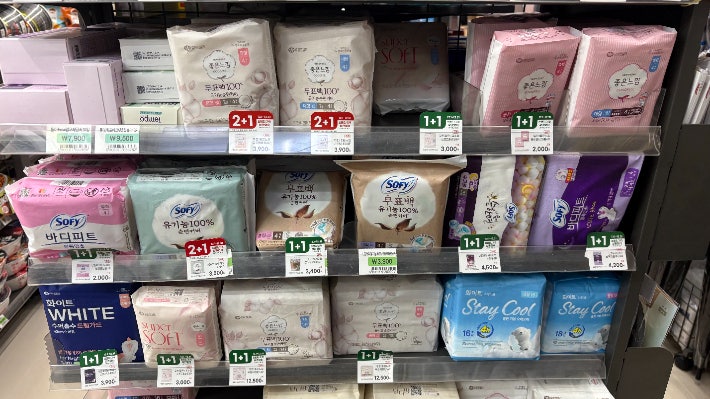 서울의 한 편의점 진열대에 비치된 월경용품.김수정 기자