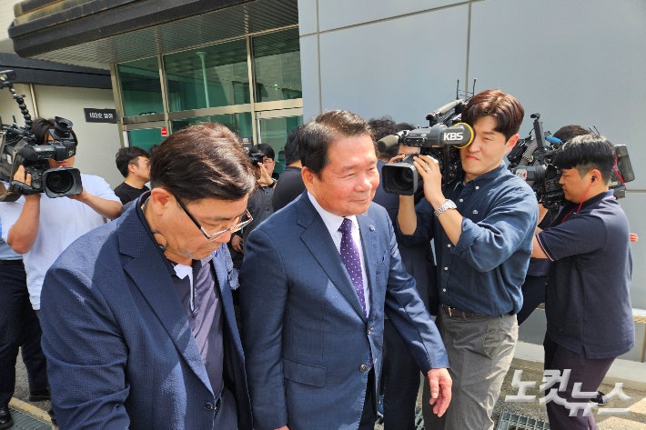법정 떠나는 신경호 강원특별자치도교육감.구본호 기자