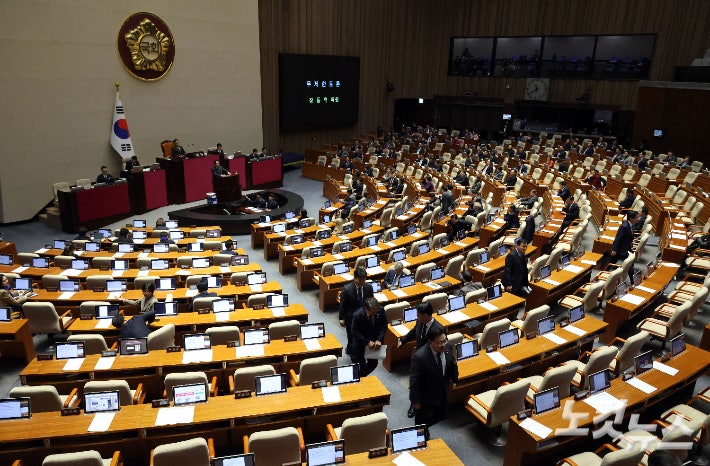 국민의힘 장동혁 대표가 22일 국회 본회의에서 더불어민주당이 발의한 '내란전담재판부 설치법'(내란·외환·반란 범죄 등의 형사절차에 관한 특례법안)에 대한 필리버스터(무제한 토론을 통한 합법적 의사진행 방해)를 시작하