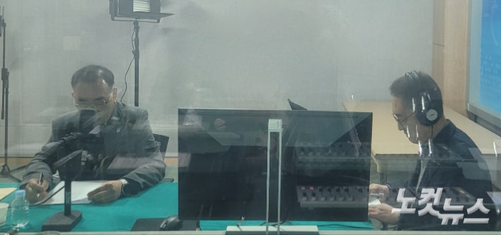 왼쪽부터 이재덕 충청북도 도로과장,김종현 앵커.충북CBS