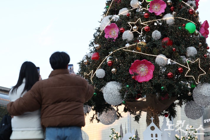 크리스마스인 25일 서울 중구 서울광장을 찾은 시민들이 즐거운 시간을 보내고 있다.류영주 기자