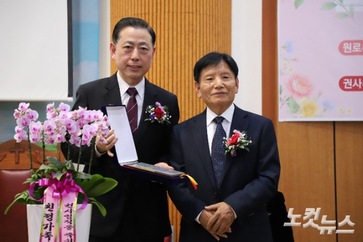 강정태 담임목사와 유광하 원로목사.김일현 선교국장