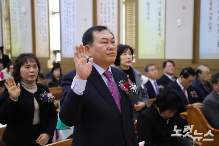 장로임직 박정철.김일현 선교국장