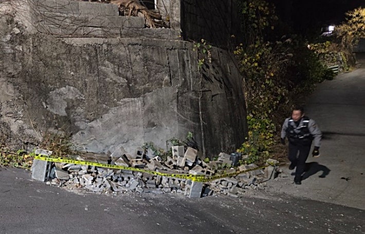 25일 오후 9시쯤 서귀포시 동홍동에서 담벼락 무너짐 신고가 접수돼 경찰과 소방당국이 안전조치를 하고 있다.제주소방안전본부 제공
