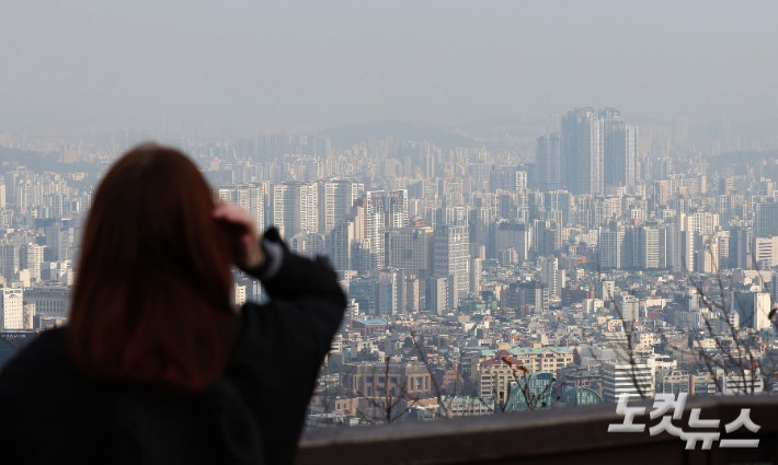 서울 중구 남산에서 바라본 아파트 단지의 모습.류영주 기자
