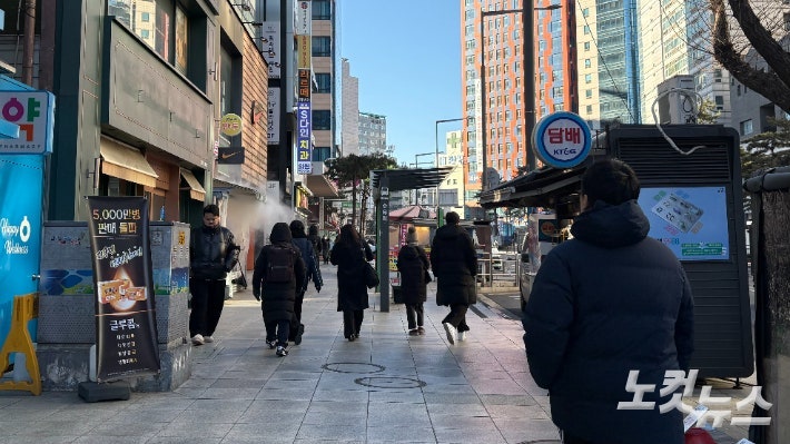 26일 오전 9시쯤 서울 강북구 수유역 인근에서 시민들이 패딩을 껴입고 출근길에 나섰다.김수정 기자