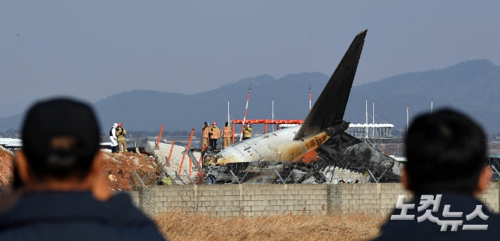 전남 무안국제공항에서 탑승객 181명을 태운 여객기가 착륙 중 활주로를 이탈해 사고가 발생한 지난 2024년 12월 29일 사고현장에서 소방대원들이 수습작업을 벌이고 있다.황진환 기자
