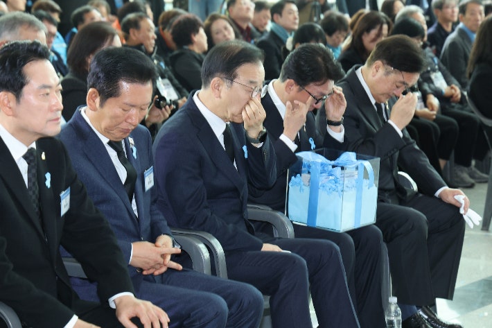 우원식 국회의장(오른쪽부터),김민석 국무총리,김윤덕 국토교통부 장관,더불어민주당 정청래 대표,<a href=