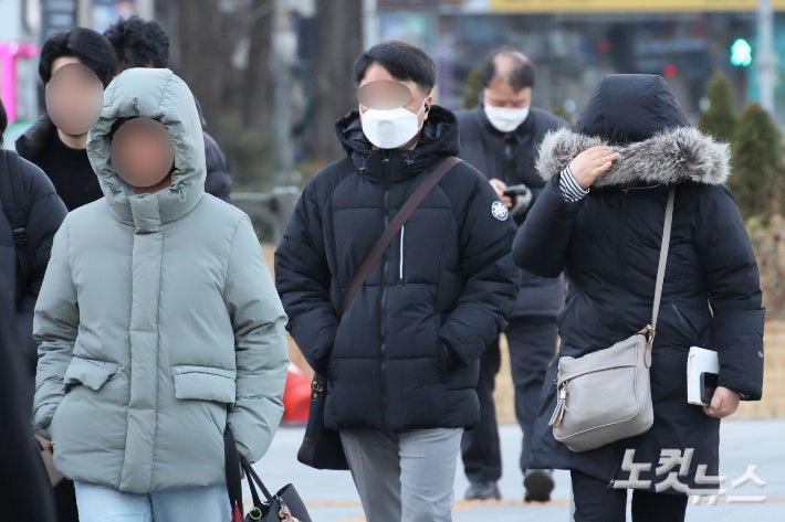 연중 밤의 길이가 가장 긴 '동지'인 22일 찬 공기가 남하하면서 전국 대부분 지역의 아침 기온이 영하 10도 안팎까지 떨어진 가운데 서울 광화문사거리에서 두터운 외투를 입은 시민들이 출근길을 재촉하고 있다.박종민