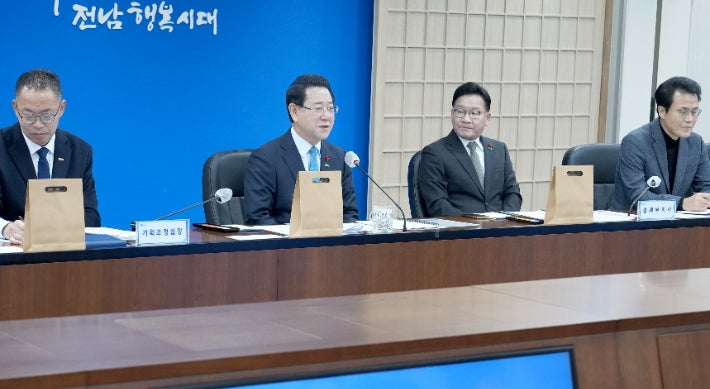 김영록 전라남도지사가 30일 도청 서재필실에서 실국장 정책회의를 주재하고 도정 현안에 대해 논의하고 있다.전라남도 제공